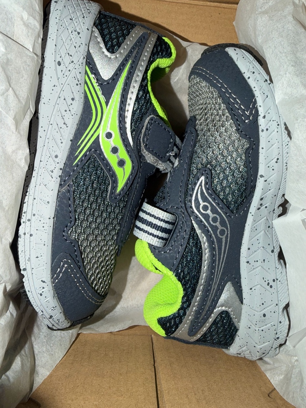 saucony Kids  Gray Athletic Sneaker with Green Accent size 7.5 W-NWt - Picture 3 of 6